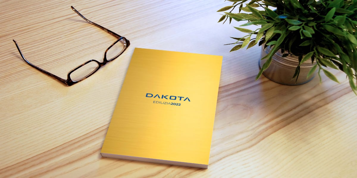 mockup catalogo Dakota copertina 1200x600 ambientata